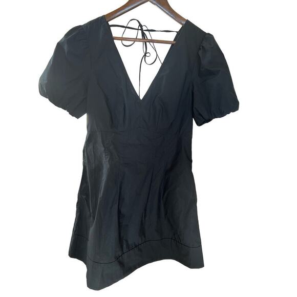 Club Monaco Double V Tie Back Dress
New without tags $198 retail Size 6 - Picture 6 of 7